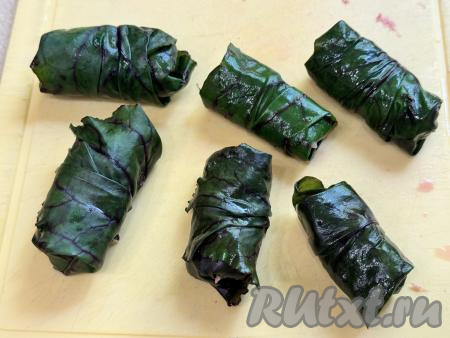Постепенно сформировать долму из всего фарша и листьев свеклы. Я сформировала 33 штуки.&nbsp;