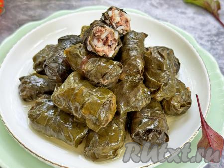 Нежную, вкусную, аппетитную долму из свекольных листьев разложить по тарелкам и в горячем виде подать к столу, дополнив, по желанию, сметанным соусом.