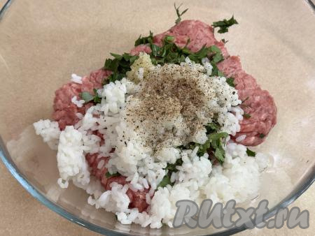 В эту же миску выложить пропущенный через мясорубку (или прокрученный в измельчителе, или натёртый на крупной тёрке) лук, остывший рис, всыпать соль и чёрный молотый перец, тщательно перемешать и мясная начинка для долмы из листьев свеклы будет готова.&nbsp;