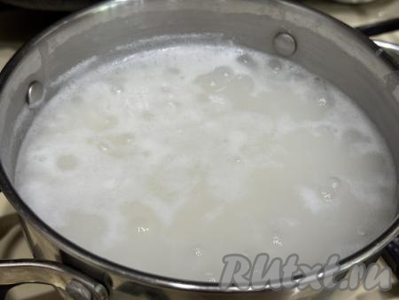 Рис тщательно промыть проточной водой, лишнюю воду слить. В кастрюле довести до кипения достаточно большое количество подсоленной воды, выложить подготовленный рис, перемешать. Снова дать воде закипеть, уменьшить огонь, варить рис до готовности (минут 20-25, рисинки должны стат мягкими). Сварившийся рис откинуть на сито, можно промыть проточной водой. Оставить рис в сите на несколько минут, чтобы стекла вода и рис остыл.&nbsp;