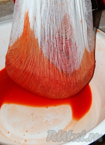 Когда весь перец будет переработан в пюре, подвесить марлю за концы, чтобы стекал перечный сок.
