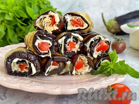 Аппетитные, вкусные, сочные рулетики из баклажанов "Тёщин язык" выложить горкой на плоскую тарелку и подать к повседневному или праздничному столу.