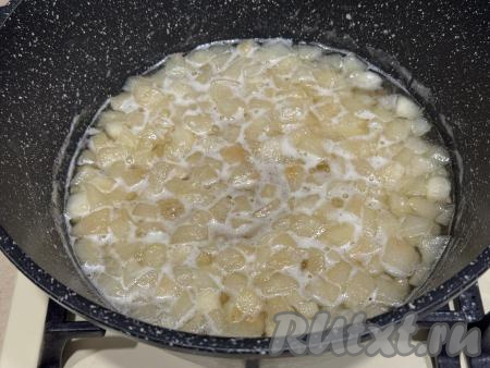 Перемешать кусочки груш с сахаром и поставить кастрюлю на огонь ниже среднего. Помешивая, начать варить груши. Постепенно из груш выделится сок, в кастрюле увеличится количество жидкости, после этого можно увеличить огонь до выше среднего. Довести варенье из груш до кипения. Убавить огонь до минимума, снять пену с поверхности варенья. Готовить 15 минут, время от времени перемешивая и снимая пену по мере появления.&nbsp;