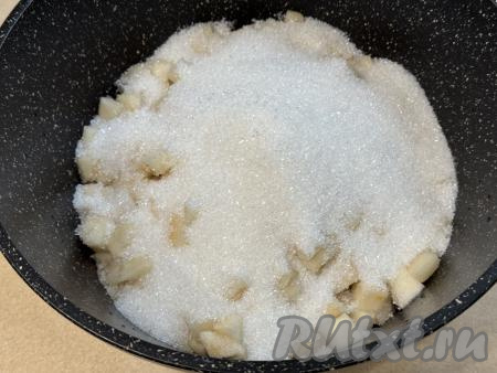 В кастрюлю с нарезанными грушами всыпать 300 грамм сахара.
