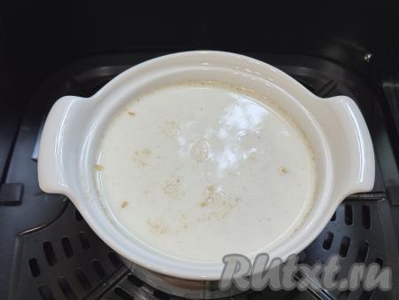 Поставить форму с овсянкой на решётку в чашу аэрогриля. Установить чашу в аэрогриль, выставить температуру 180 градусов, время - 15 минут.