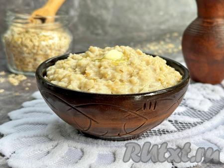 А затем нежную, вкусную, полезную овсяную кашу, приготовленную на молоке в аэрогриле, переложить в тарелку и в горячем виде подать к столу на завтрак или к полднику.