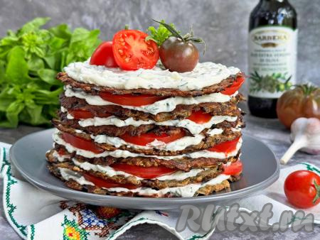 Торт из баклажанов с помидорами и чесноком