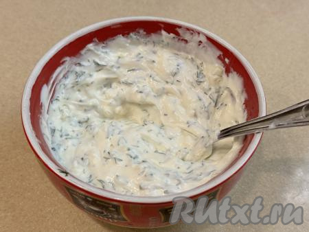 Пока блины из баклажанов остывают, можно приготовить соус для закусочного торта. Для этого в небольшой миске нужно соединить майонез, пропущенный через пресс&nbsp;чеснок, мелко нарезанную зелень (я взяла укроп), перемешать получившийся соус.