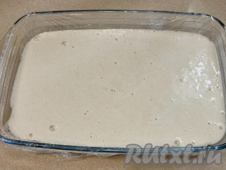 Форму (я взяла стеклянную прямоугольную форму размером 19 сантиметров на 28 сантиметров) застелить пищевой пленкой, выложить яблочно-желатиновую массу и поставить в холодильник на ночь.&nbsp;