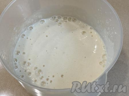 Взбивать яблочное пюре с желатином миксером на максимальных оборотах в течение 10 минут. Масса для формирования пастилы посветлеет и станет воздушной.&nbsp;