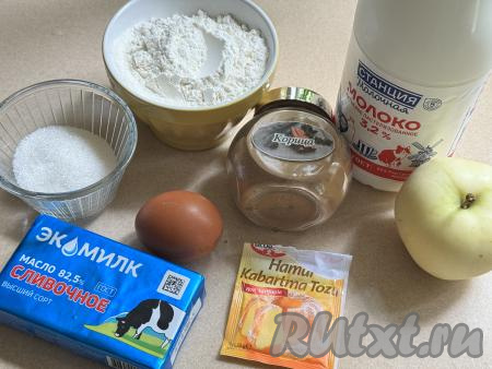 Подготовить продукты для приготовления яблочных маффинов в аэрогриле. Молоко можно взять любой жирности (я использовала жирностью 3,2%). Яблоко вымыть.