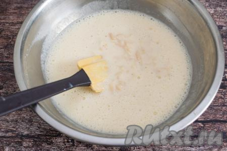 Перемешать массу лопаткой (или столовой ложкой) до однородности.