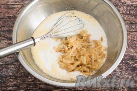 В миску со взбитыми яйцами добавить смесь кефира и соды, выложить натёртые яблоки.