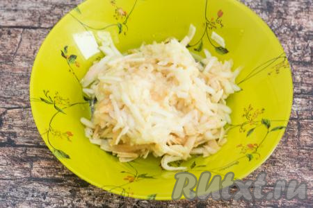 Яблоки очистить от кожуры, натереть на крупной тёрке, не затрагивая семенную коробочку. Натёртые яблоки я взвесила, их вес был 160 грамм.