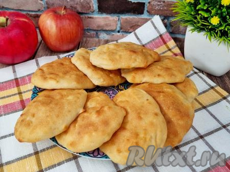 Нежные, вкусные, аппетитные оладьи, приготовленные из теста, замешанного на кефире с добавлением яблок, к столу можно подать и тёплыми, и остывшими. Мне нравится, что эти воздушные оладушки выпекаются в духовке без добавления масла, а значит они получаются более диетическими, чем жаренные на сковороде.