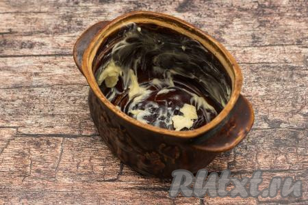 И дно, и бока внутри горшочка (я взяла горшочек объёмом 600 миллилитров) щедро смазать сливочным маслом. Масло не позволит овсяной каше пригореть и "убежать" из горшочка в процессе приготовления в духовке.