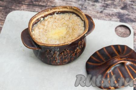 Молочную овсяную кашу готовить в духовке в горшочке в течение 30-50 минут. Через 30-35 минут можно проверить готовность, попробовав хлопья на вкус. Если хлопья не стали ещё очень мягкими, хорошо распаренными, тогда кашу нужно перемешать и отправить в духовку ещё на 10 минут. Время приготовления во многом зависит от овсяных хлопьев и особенностей вашей духовки. У меня каша была полностью готова через 50 минут.