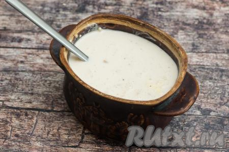 В горшочек с овсяными хлопьями, смешанными с сахаром, влить холодное молоко, хорошо перемешать.