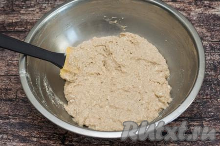 Итоговое творожное тесто для запеканки должно быть достаточно густым, однородным, воздушным, напоминающим в меру густой крем. Тесто будет медленно стекать с лопатки. Не нужно забивать его лишней мукой и тогда запеканка получится нежнейшей. Я добавила в общей сложности 50 грамм муки, но количество муки, которое придётся добавить, зависит от влажности творога, размера яиц и качества самой муки.
