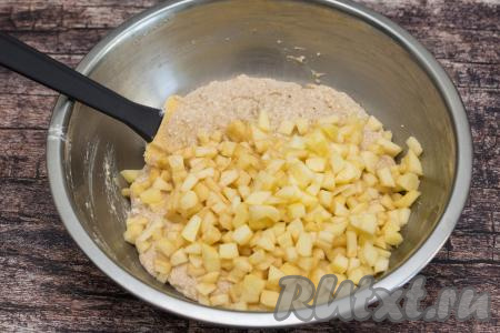 Яблоки очистить от кожуры. Нарезать яблоки на мелкие кубики, удаляя семенную коробку с семечками. Вес очищенных и нарезанных яблок у меня составил 200 грамм. Добавить нарезанные яблоки в миску с творожным тестом.