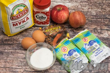 Подготовить продукты для приготовления творожной запеканки с яблоками и корицей. Творог можно взять любой жирности (я купила жирностью 5%). Яблоки лучше брать сладкие. Вымыть яблоки.