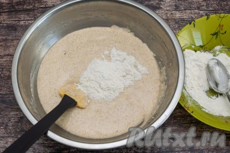 Отмерить в отдельную тарелку муку. Всыпать муку в творожную массу по 1 столовой ложке, каждый раз тщательно вмешивая её и контролируя густоту замешиваемого теста.