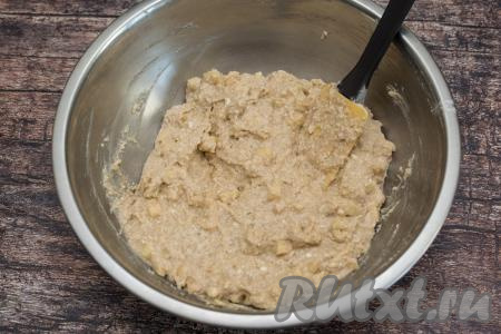 Тщательно перемешать лопаткой (или ложкой) творожное тесто, равномерно распределяя по нему яблоки.