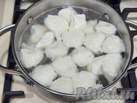 Постепенно сформировать все творожные клёцки, отправляя их в кастрюлю с кипящей водой.