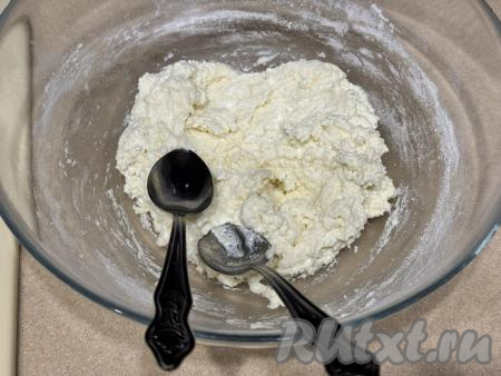 Творожные клёцки я формирую с помощью двух чайных ложек. Вначале опускаю одну чайную ложку в кастрюлю с кипящей водой и сразу достаю (тесто будет легче отделяться от горячей ложки). Творожное тесто набрать в чайную ложку, которую мы опускали в кипяток, а второй ложкой столкнуть тесто с ложки в кипящую воду.