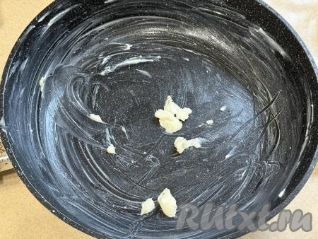И бока, и дно достаточно глубокой сковороды с толстым дном (я взяла сковороду диаметром 22 сантиметра) щедро смазать сливочным маслом, как на фото.