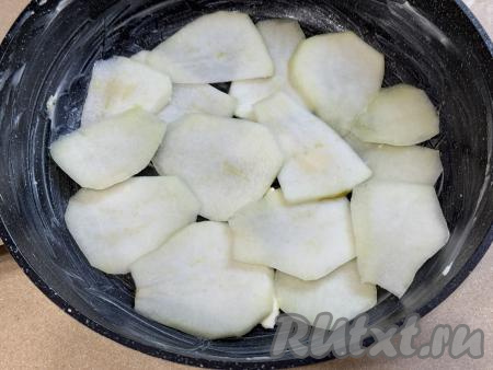 В подготовленную сковороду внахлёст выложить ломтики груш, полностью закрывая дно сковороды.