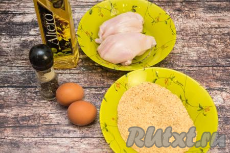 Подготовить продукты для приготовления куриного лангета. Специи выбирайте по своему вкусу, я взяла только молотый чёрный перец. Куриное филе промыть водой, немного обсушить.