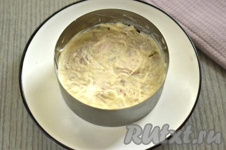 Слой из курицы смазываем майонезом, утрамбовывая ложкой.
