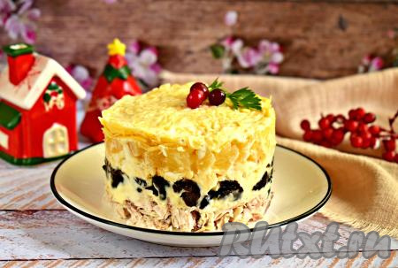 Тарелки с формочками с салатом с курицей, черносливом и ананасом ставим хотя бы на час в холодильник, чтобы слои пропитались и стали единым целым. Затем достаём салат из холодильника, аккуратно снимаем формочки. Украсив по вкусу, подаём аппетитный, нежный, наивкуснейший салат с курицей, черносливом и ананасом к столу.