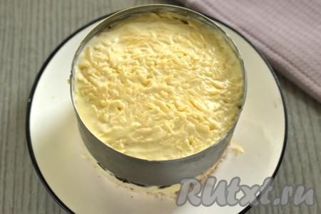 Слой сыра немного смазываем майонезом.
