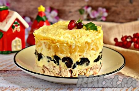 Салат с курицей, черносливом и ананасом