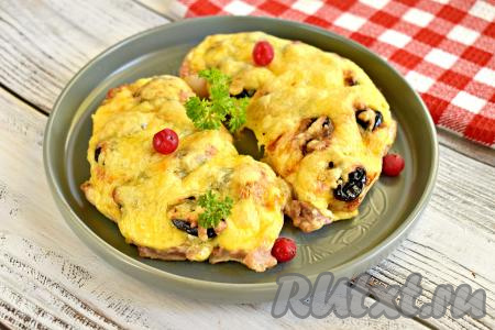Достаём противень из духовки и сразу подаём мясо к столу. Отбивные получаются сочными и очень нежными, сыр образует румяную корочку, а чернослив гармонично сочетается с мякотью свинины, придавая блюду приятный сладковатый вкус.