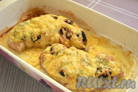 Отбивные из свинины с черносливом и сыром запекаем в духовке, заранее разогретой до 180 градусов, в течение 30-35 минут. Если сомневаетесь в готовности мяса, тогда можно сделать разрез на одной отбивной. Если в разрезе мясо светлое, без розового оттенка, значит оно готово.