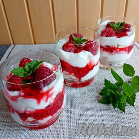 Десерт убрать в холодильник на 2-3 часа настояться. А затем очень вкусный, нежный порционный десерт, приготовленный из зефира с йогуртом и ягодами, подать к столу.