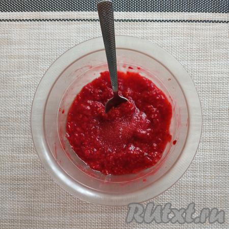 Несколько самых красивых ягодок оставить для украшения. Остальные ягоды измельчить в пюре. Добавить в ягодное пюре 1 чайную ложку сахара (если ягоды сладкие, можно сахар не класть).