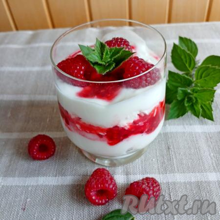 Порционный десерт из зефира с йогуртом и малиной