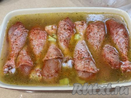 Поверх перловки с овощами аккуратно выложить замаринованные куриные ножки.&nbsp;