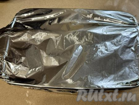 Накрыть форму фольгой и поставить в разогретую до 200 градусов духовку. Готовить перловку с курицей 1 час.&nbsp;