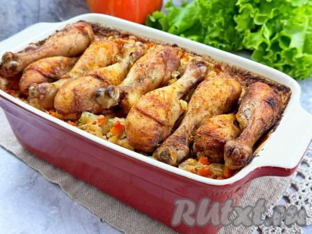 Форму с готовым блюдом достать из духовки. А затем вкусные, ароматные куриные ножки вместе с рассыпчатой перловкой разложить по тарелкам и&nbsp;в горячем виде подать к столу.&nbsp;