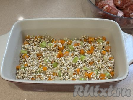 Перемешать перловку с овощами и выложить в жаропрочную форму.&nbsp;