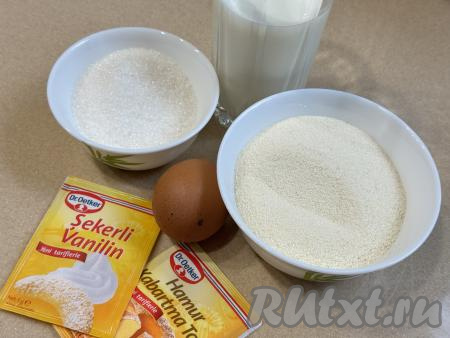 Подготовить продукты для приготовления манника на молоке в аэрогриле. Молоко подойдёт любой жирности (я использовала жирностью 2,5%),