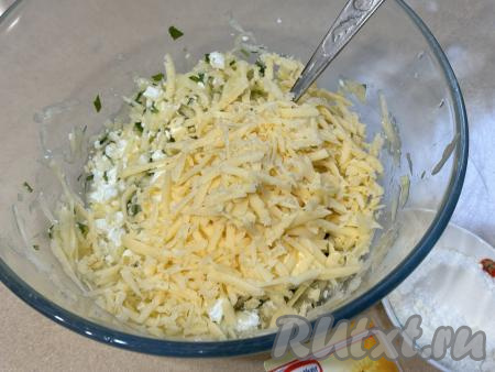 В миску с творожно-кабачковой массой, смешанной со сметаной, выложить натёртый сыр, перемешать до однородности.