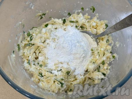 Сюда же всыпать муку и разрыхлитель.