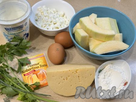 Подготовить продукты для приготовления запеканки из кабачка с творогом и сыром в духовке. Сметану и творог можно взять любой жирности (я использовала сметану жирностью 15%, творог - жирностью 9%). Зелень подойдёт любая (у меня - петрушка), её нужно вымыть и немного обсушить. Кабачок очистить от кожуры, если семечки крупные, их нужно будет удалить.