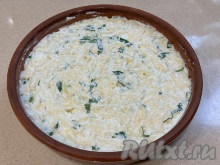 Выложить творожно-сырно-кабачковую массу в форму, разровнять.